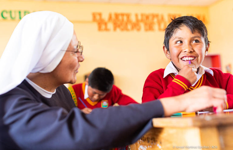 A boy listening to Sister Jessica Dongo during the catechesis class in the Milluni sector of the Andean community of Caluyo in the prelature of Ayaviri (Puno, Peru).
PERU / SICUANI 20/00113
Maintenance aid for 35 sisters working at the diocese, 2020